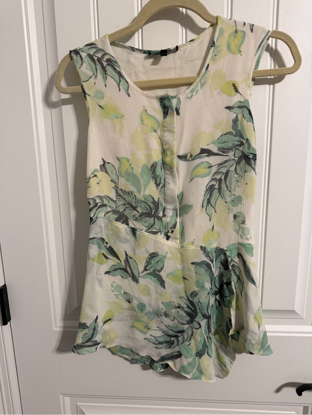 St. John 100% Silk Sleeveless Green Floral Print Blouse. Women's Size XS
